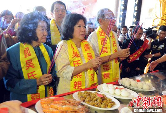 11月9日，福建省福州市晉安區新店鎮西園村數百名吳氏宗親身著盛裝，夾道歡迎首次返鄉祭祖尋根的印尼旅游與創意經濟部部長馮慧蘭（中）及家人一行。中新社發 劉可耕 攝