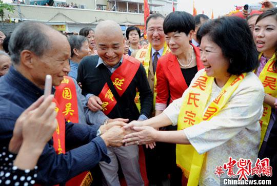 11月9日，福建省福州市晉安區新店鎮西園村數百名吳氏宗親身著盛裝，夾道歡迎首次返鄉祭祖尋根的印尼旅游與創意經濟部部長馮慧蘭（中）及家人一行。中新社發 劉可耕 攝