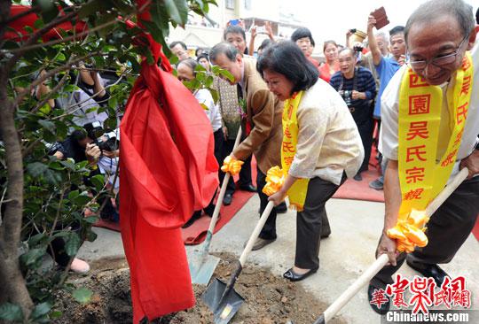 11月9日，福建省福州市晉安區新店鎮西園村數百名吳氏宗親身著盛裝，夾道歡迎首次返鄉祭祖尋根的印尼旅游與創意經濟部部長馮慧蘭（中）及家人一行。中新社發 劉可耕 攝