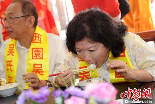 11月9日，福建省福州市晉安區新店鎮西園村數百名吳氏宗親身著盛裝，夾道歡迎首次返鄉祭祖尋根的印尼旅游與創意經濟部部長馮慧蘭（中）及家人一行。中新社發 劉可耕 攝